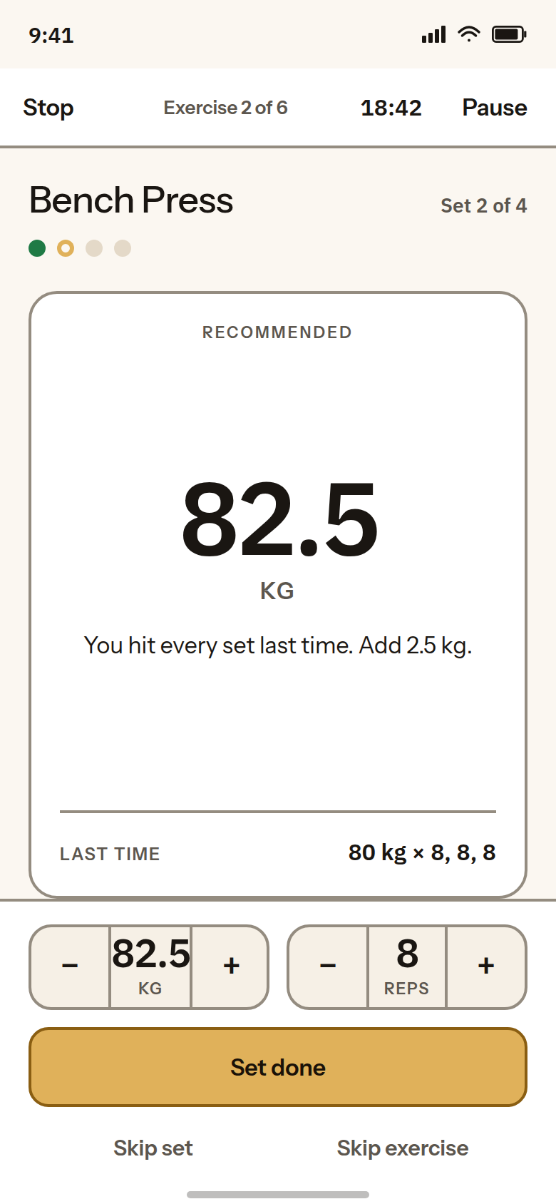 Set logging. Bench press, set 2 of 4, with 82.5 kilograms centered as the recommended weight and that weight already in the stepper.